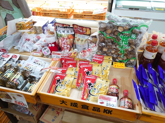 新装開店麺テイスティング・カフェショップ MENSTA だし、梅雨、乾物など麺のお供食材コーナー