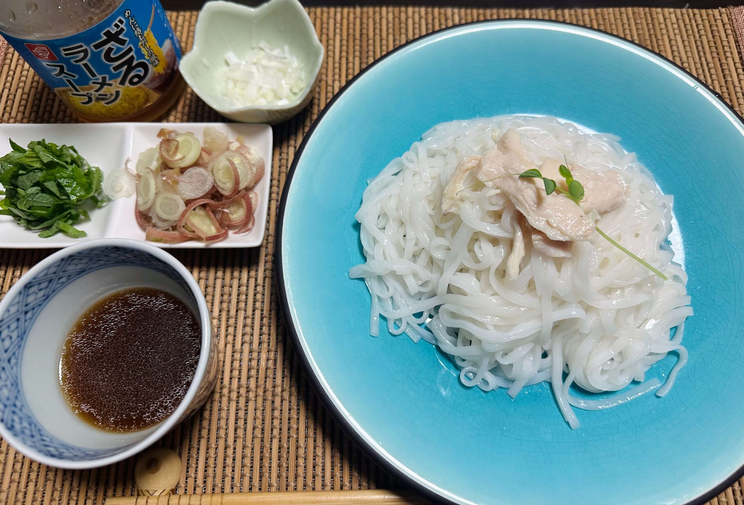 米粉麺　冷やしつけ麺調理例