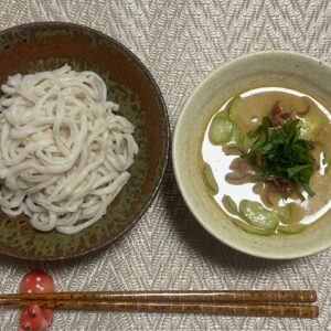 田舎の生うどん調理例　冷汁うどんつゆ使用