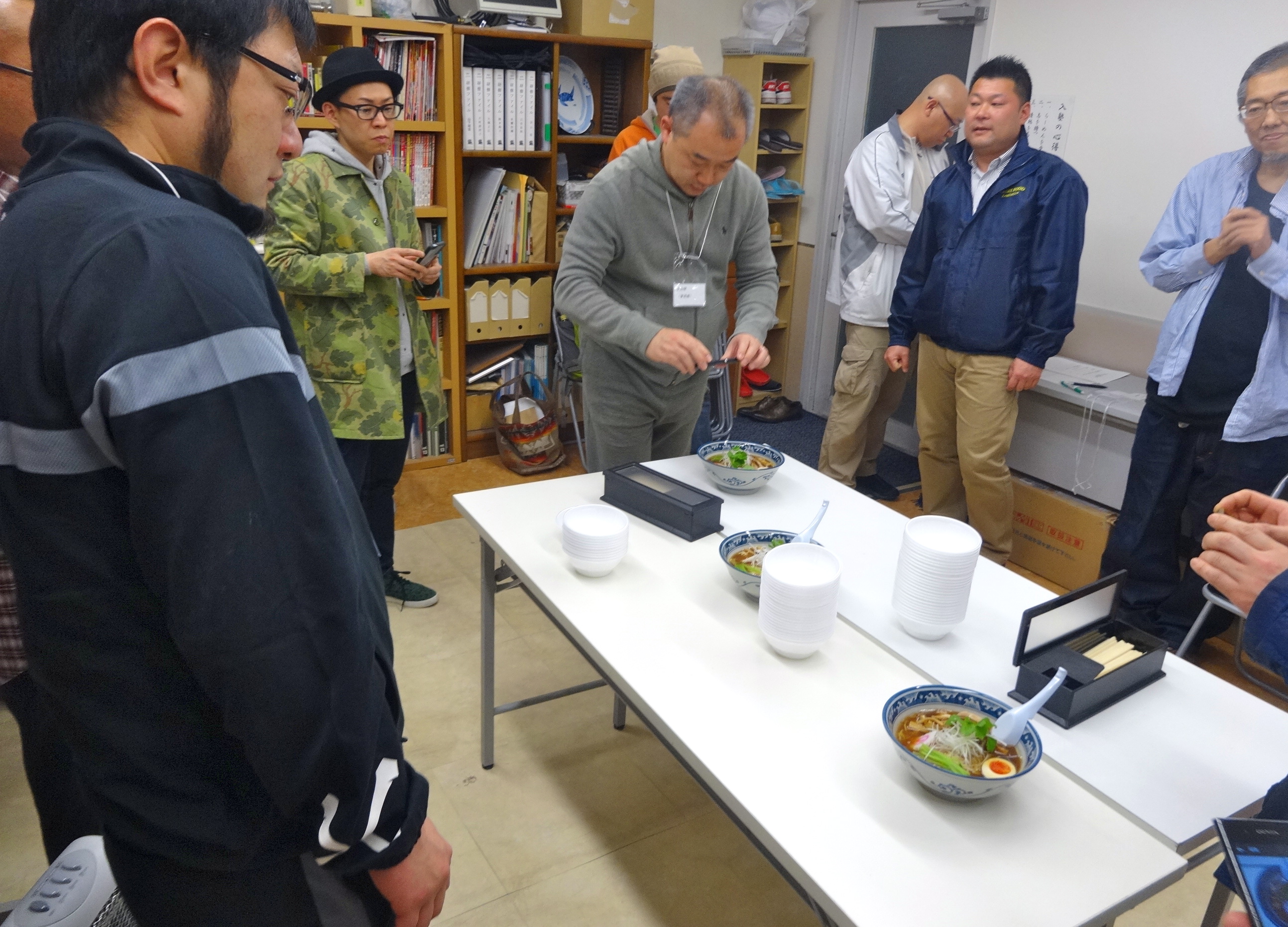 2014年3月の“麺”夢塾。北島秀一さんは講演後、新商品試食会にも出席してくださいました。